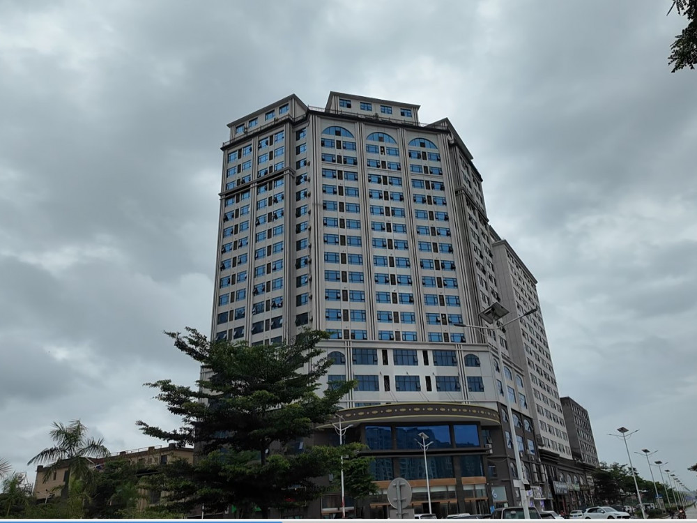 Toà nhà phía trong đặc khu Tam Giác Vàng, sào huyệt của các đối tượng thực hiện hành vi phạm tội. (Ảnh CAHT) Toà nhà phía trong đặc khu Tam Giác Vàng, sào huyệt của các đối tượng thực hiện hành vi phạm tội. (Ảnh CAHT)