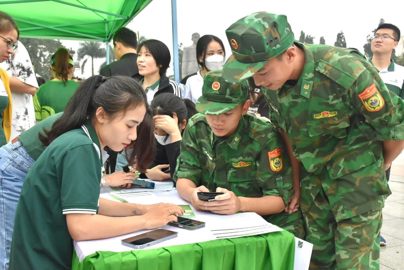 Tuyên truyền hướng dẫn sử dụng dịch vụ thanh toán điện tử.