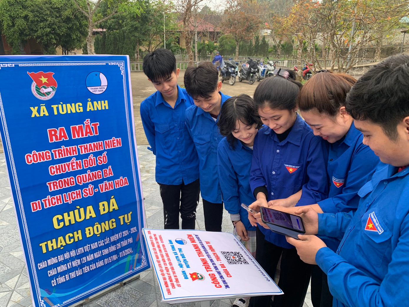 Mô hình niêm yết tra cứu thông tin thủ tục hành chính, khảo sát đánh giá mức độ hài lòng của người dân bằng mã QR.