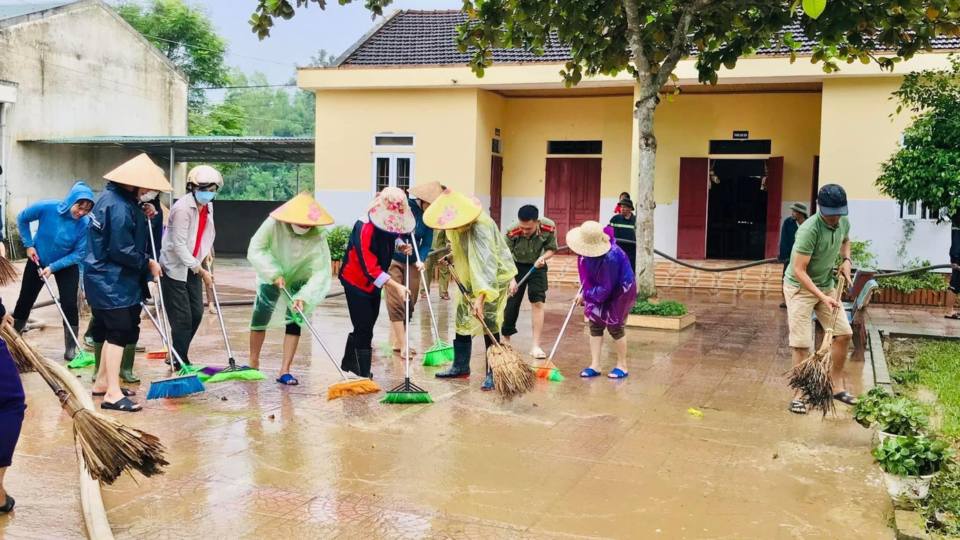 Cán bộ giáo viên, chiến sĩ công an cùng dọn dẹp trường sau khi nước lũ rút dần. Các khu vực sân trường được dọn sạch để đón học sinh đi học trở lại. Cán bộ giáo viên, chiến sĩ công an cùng dọn dẹp trường sau khi nước lũ rút dần. Các khu vực sân trường được dọn sạch để đón học sinh đi học trở lại.