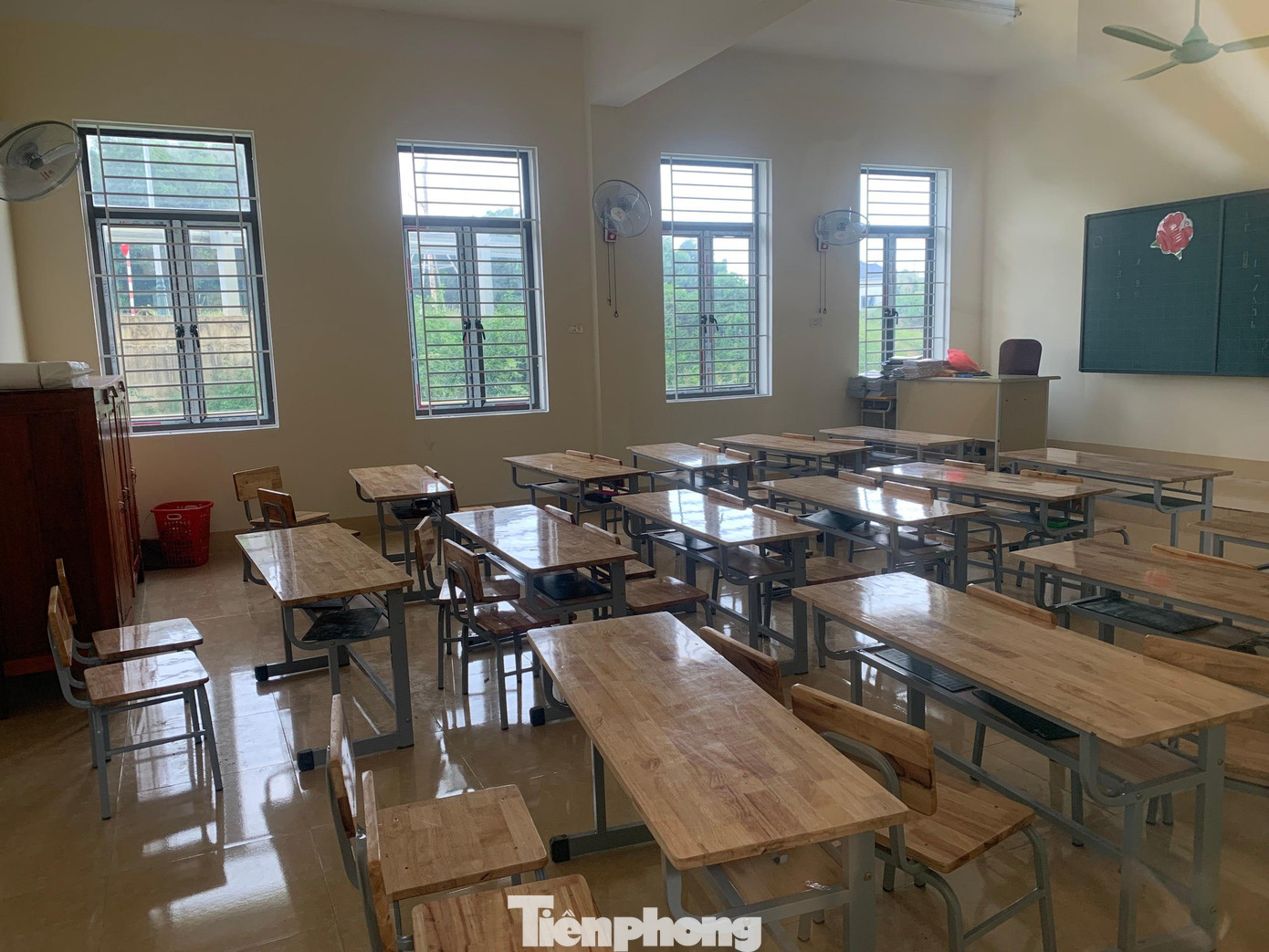 Một số bàn ghế tại lớp học đã được mua sau khi vận động phụ huynh đóng góp.