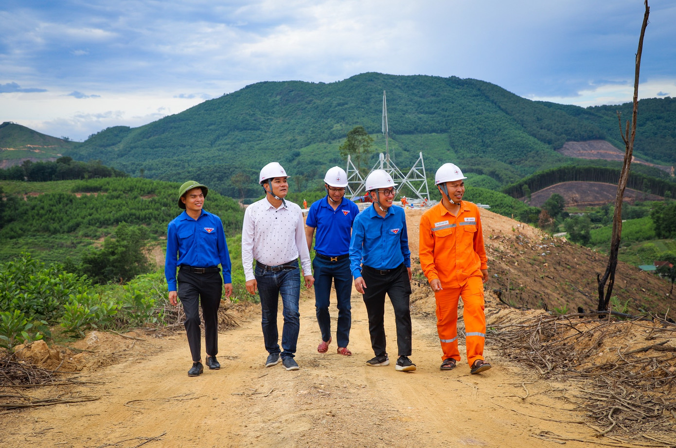 Thực hiện chỉ đạo của Thủ tướng Chính phủ và Ban Bí thư T.Ư Đoàn, tuổi trẻ Hà Tĩnh đã thành lập 46 đội hình thanh niên tình nguyện với gần 700 đoàn viên thanh niên tham gia hỗ trợ thực hiện công trình đường dây 500kV mạch 3 qua địa bàn tỉnh Hà Tĩnh. Thực hiện chỉ đạo của Thủ tướng Chính phủ và Ban Bí thư T.Ư Đoàn, tuổi trẻ Hà Tĩnh đã thành lập 46 đội hình thanh niên tình nguyện với gần 700 đoàn viên thanh niên tham gia hỗ trợ thực hiện công trình đường dây 500kV mạch 3 qua địa bàn tỉnh Hà Tĩnh.