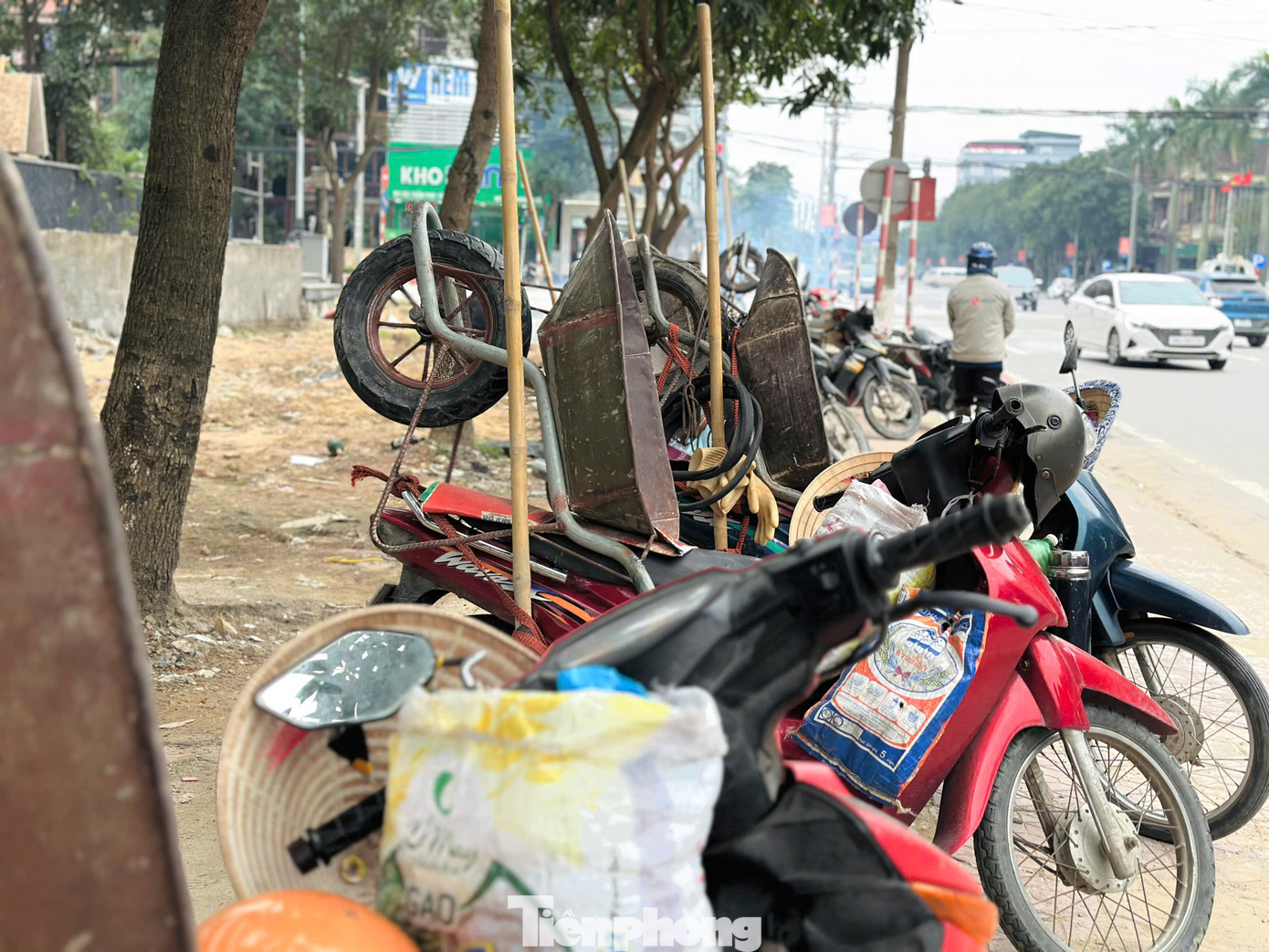 Những chiếc xẻng, xe rùa là dụng cụ được những người lao động gắn theo xe máy để lên trung tâm thành phố tìm việc.