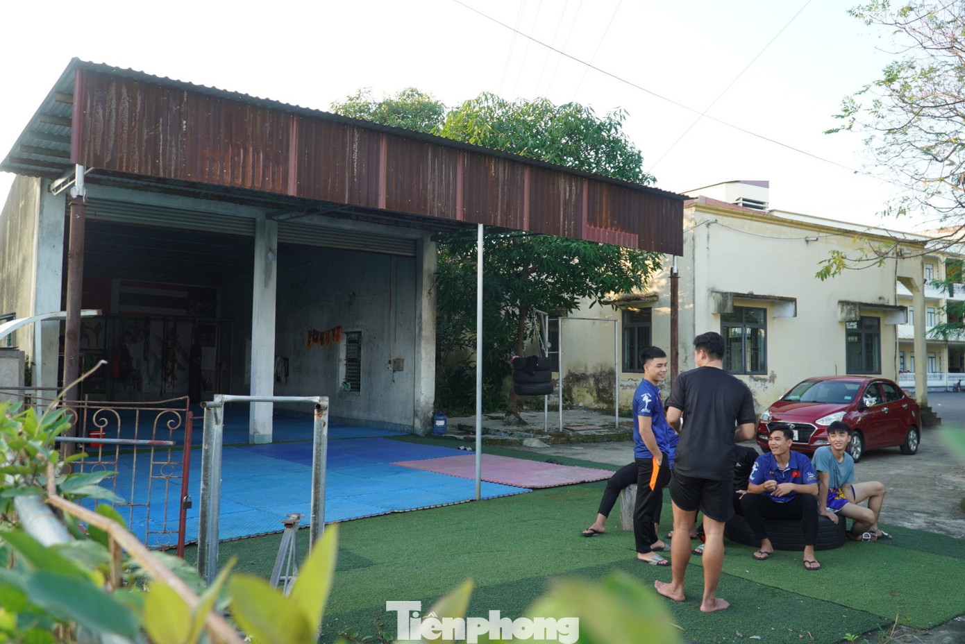 Còn riêng đối với bộ môn Muay Thái, do thiếu thốn cơ sở vật chất, các vận động viên bộ môn này phải huấn luyện tại nhà để xe cũ.