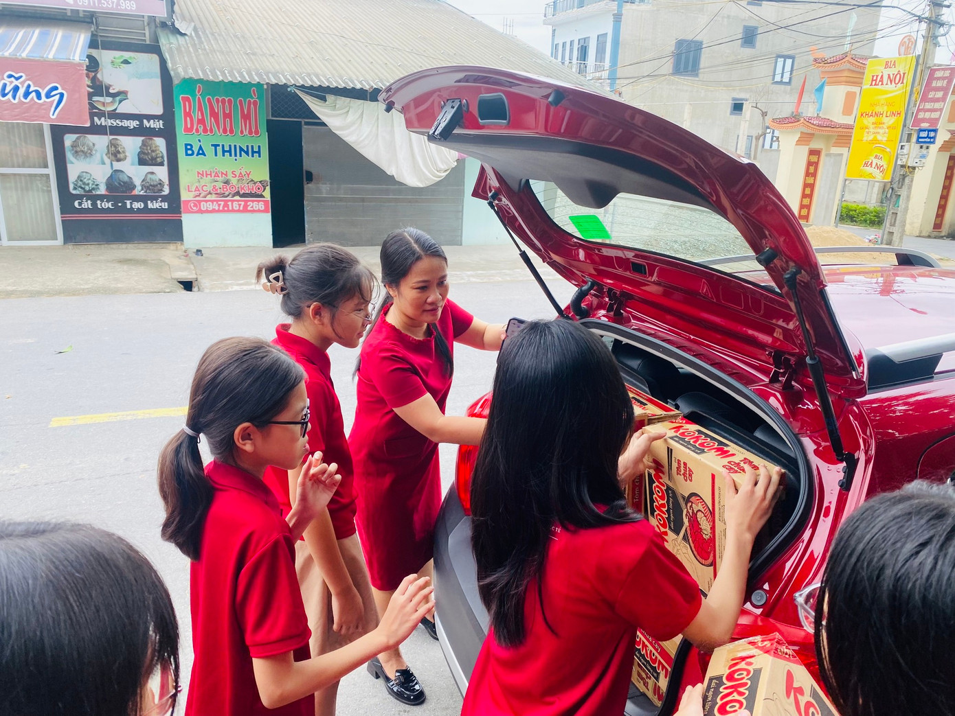 Các em học sinh mang quà để vận chuyển đến điểm tiếp nhận gửi tới bà con miền Bắc.