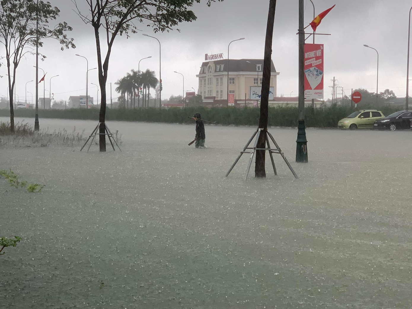 Sáng 23/11, mưa lớn đã khiến một số tuyến đường tại Kỳ Anh, Lộc Hà (Hà Tĩnh) bị ngập sâu. Tại huyện Lộc Hà một số khu vực như đại lộ Mai Hắc Đế, đại lộ Bằng Sơn, đường Trần Đức Mẫu, Nguyễn Văn Giai… bị ngập cả tuyến dài. Giao thông đi lại khó khăn, người dân phải men theo vỉa hè để di chuyển.