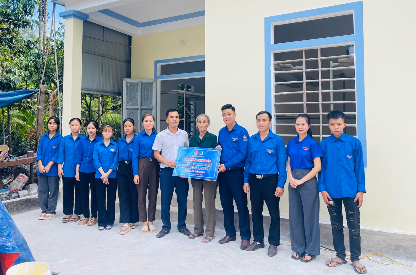 Bà Xuân bày tỏ niềm vui khi ngôi nhà hoàn thiện trong sự góp sức của lực lượng thanh niên.