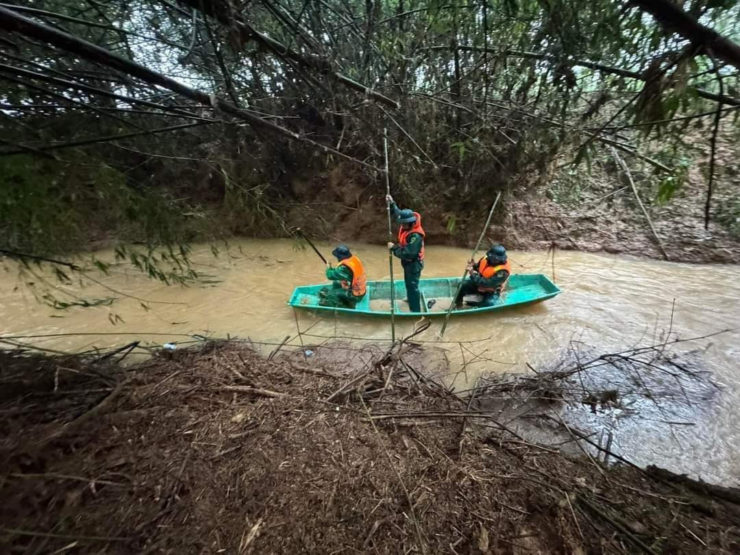 Họ di chuyển qua những khe suối để tìm kiếm, tuy nhiên việc tìm kiếm nhiều khó khăn. Họ di chuyển qua những khe suối để tìm kiếm, tuy nhiên việc tìm kiếm nhiều khó khăn.