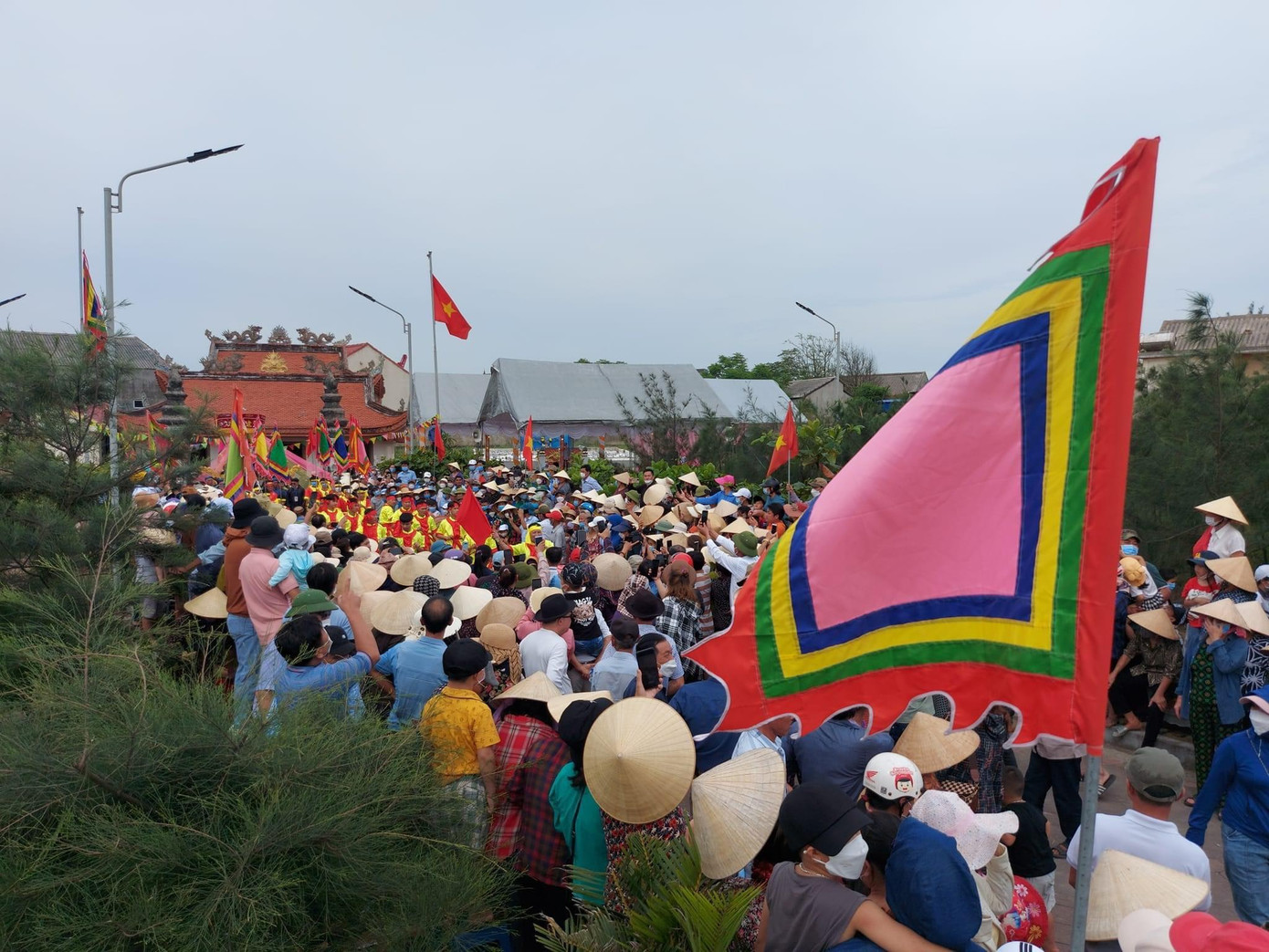 Đây là lễ hội có lịch sử truyền thống lâu đời, từ thời Nguyễn được tổ chức hằng năm vào dịp ngày 8/4 âm lịch nhằm báo đáp công ơn của thần Nam Hải, cổ vũ thêm sức mạnh cho ngư dân vươn khơi bám biển, mùa màng bội thu.