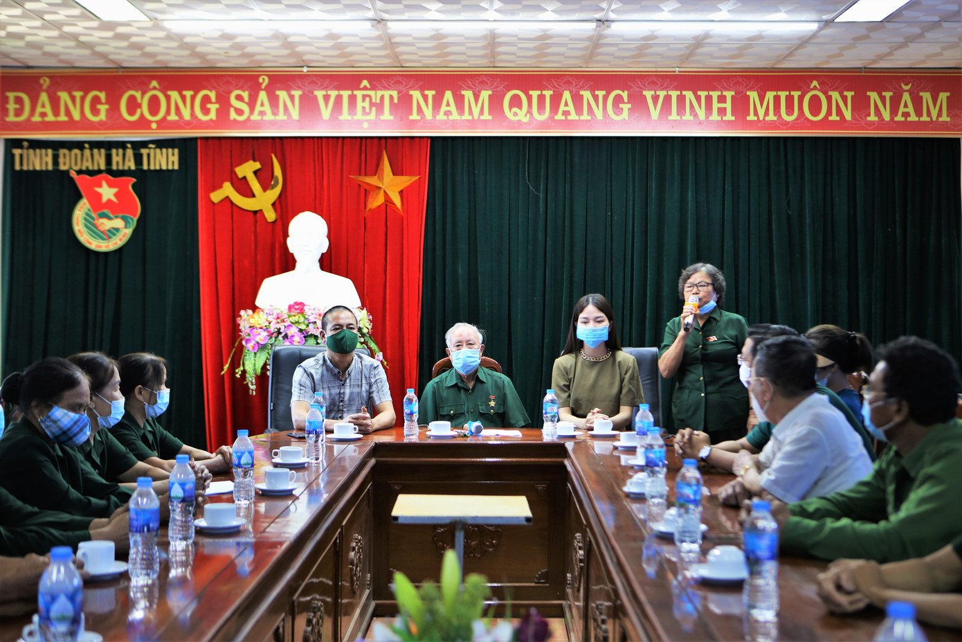 Ngày 17/7, Công ty TNHH Thương mại và Dịch vụ CSTAR (trụ sở tại TP Vinh) - Đại diện chủ thương hiệu chăm sóc sức khoẻ răng miệng NECO VIỆT NAM phối hợp với Ban đại diện báo Tiền phong tại Nghệ An và Hội Cựu Thanh niên xung phong (TNXP) tỉnh Hà Tĩnh trao 40 suất quà (mỗi suất 1 triệu đồng) nhằm tri ân đến các cựu TNXP.