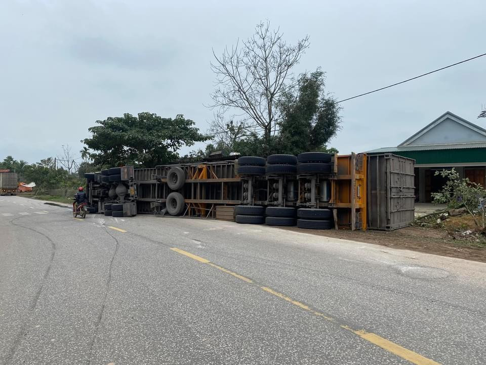 Chiếc xe đầu kéo bị mất lái, lật giữa đường.