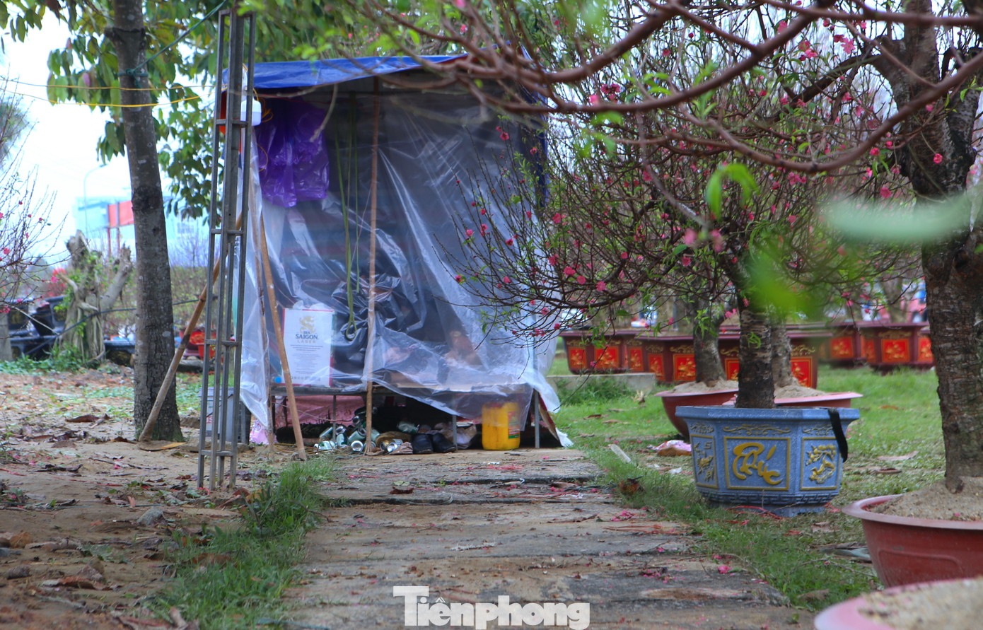 Chiếc lều dựng tạm được che kín để tránh gió lạnh.