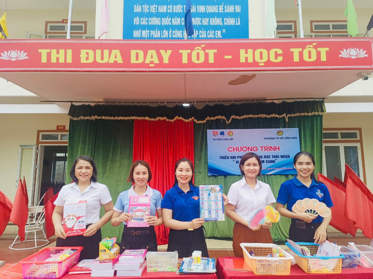 Tại chương trình, các em học sinh đưa những túi đựng rác thải nhựa đến để đổi quà là các dụng cụ học tập như bút, vở, thước kẻ…