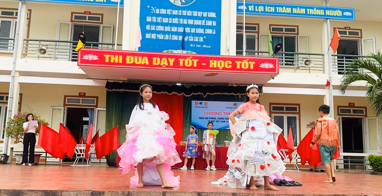 Từ các nguyên liệu như rác thải, giấy báo cũ, nhựa, nilon,… qua bàn tay khéo léo và sự sáng tạo của các em nhỏ đã mang đến cho người xem những tác phẩm nghệ thuật rất ấn tượng.