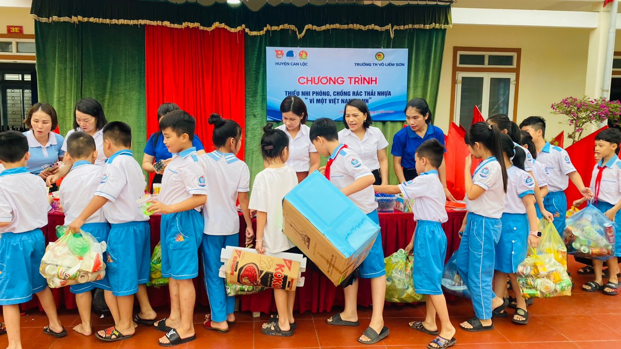 “Ngoài chương trình đó thì tại điểm trường cũng thực hiện mô hình “Ngôi nhà xanh” đựng rác thải nhựa. Đây là mô hình giúp các em học sinh ý thức được việc bảo vệ môi trường. Không chỉ là ý thức ở trường mà khi đi ra ngoài đường nếu gặp rác thải nhựa các em sẽ thu gom mang đến ngôi nhà này để gây quỹ. Nguồn quỹ từ các mô hình sẽ quyên góp hỗ trợ cho học sinh nghèo vượt khó”, cô Mai chia sẻ.