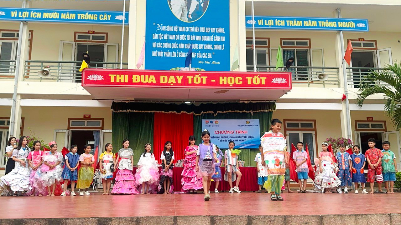 Ngoài ra, liên đội Trường Tiểu học Võ Liêm Sơn còn tổ chức cuộc thi thiết kế thời trang từ rác thải nhựa.