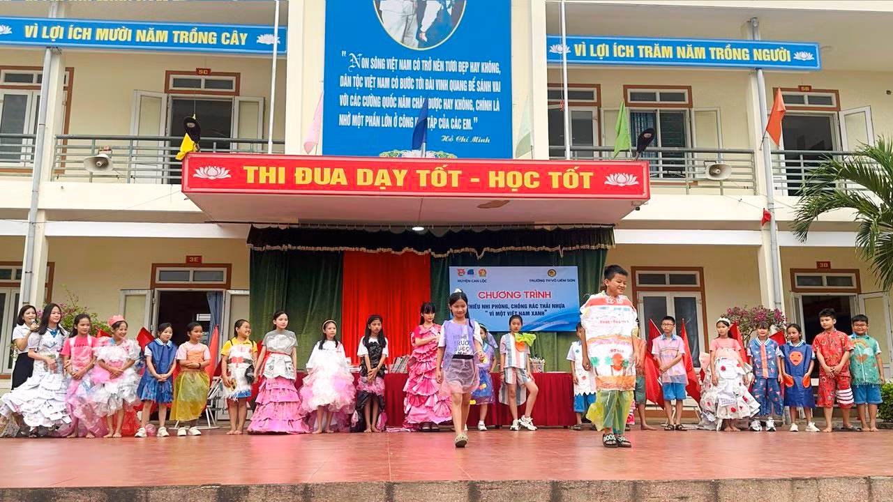 Ngoài ra, liên đội Trường Tiểu học Võ Liêm Sơn còn tổ chức cuộc thi thiết kế thời trang từ rác thải nhựa.