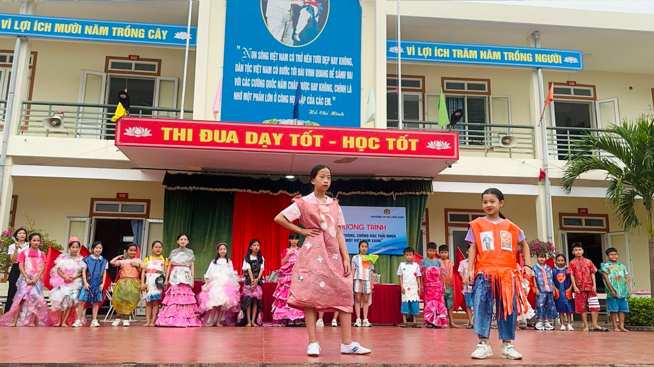 Mỗi tác phẩm thời trang được trình diễn ngoài yếu tố mỹ thuật còn phải truyền đi thông điệp bảo vệ môi trường.