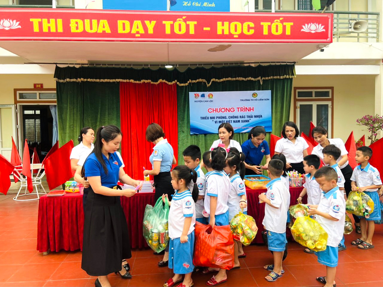 Chương trình “Thiếu nhi phòng chống rác thải nhựa vì một màu xanh” được thực hiện tại điểm trường Tiểu học Võ Liêm Sơn (thuộc xã Thiên Lộc, huyện Can Lộc) với hơn 700 học sinh tham gia. Ảnh: HN