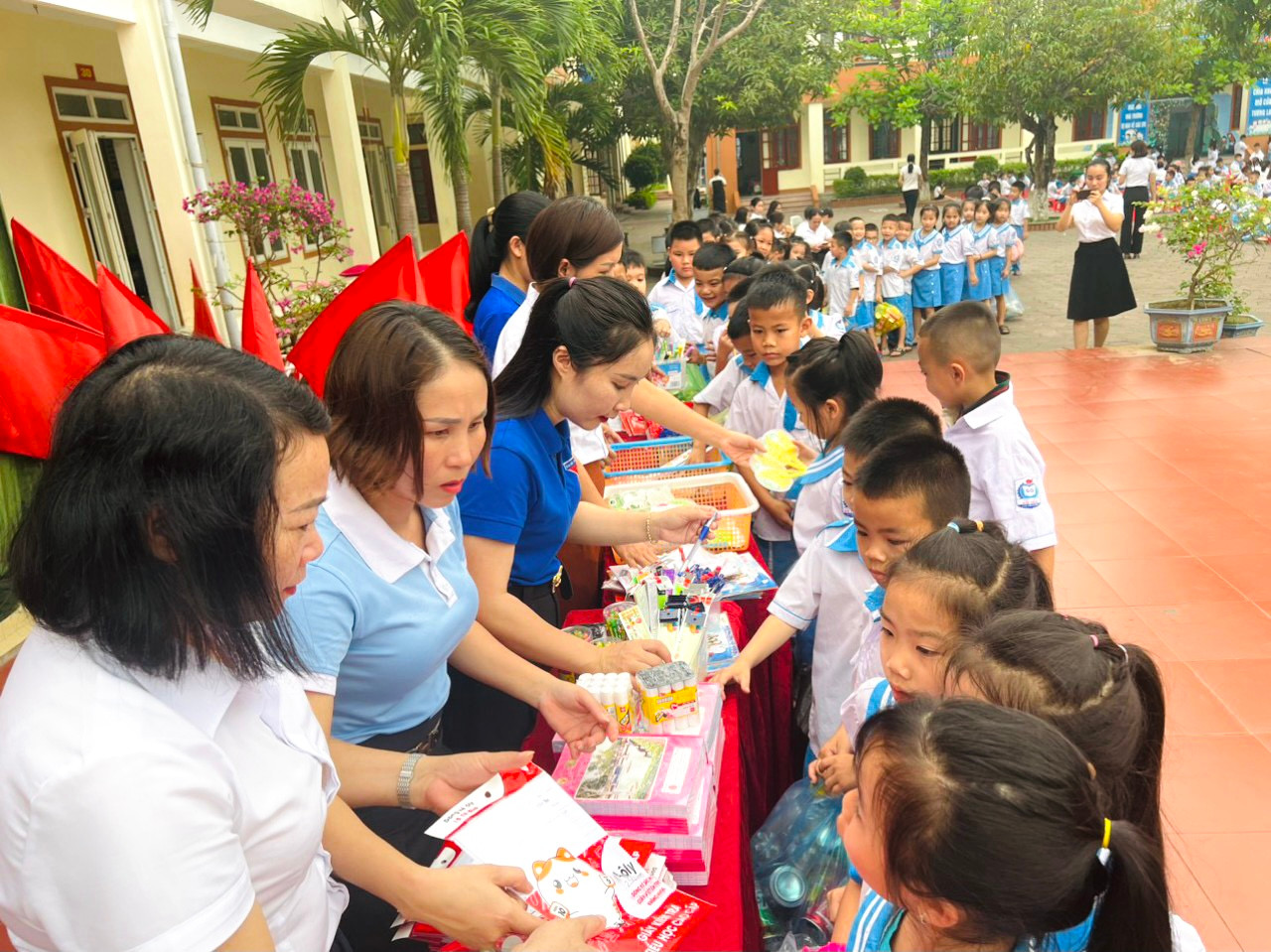 Theo cô Võ Thị Mai – Tổng phụ trách đội Trường Tiểu học Võ Liêm Sơn, hoạt động này đã được phía nhà trường lên kế hoạch và thực hiện khoảng vài ngày trước. Khi thực hiện chương trình, toàn bộ đội viên trong liên đội nhiệt tình hưởng ứng.