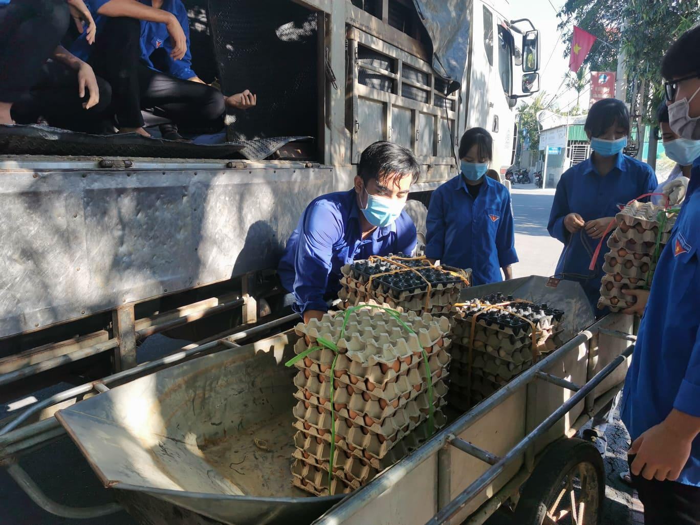 Tỉnh đoàn Hà Tĩnh cho hay, qua hai ngày phát động (từ 16-19/7) các tổ chức cơ sở đoàn trên địa bàn đã huy động được 20 tấn gạo, 2 tấn cá khô, 16 tấn bầu, bí, củ, quả và nhiều nhu yếu phẩm khác với tổng trị giá gần 700 triệu đồng.