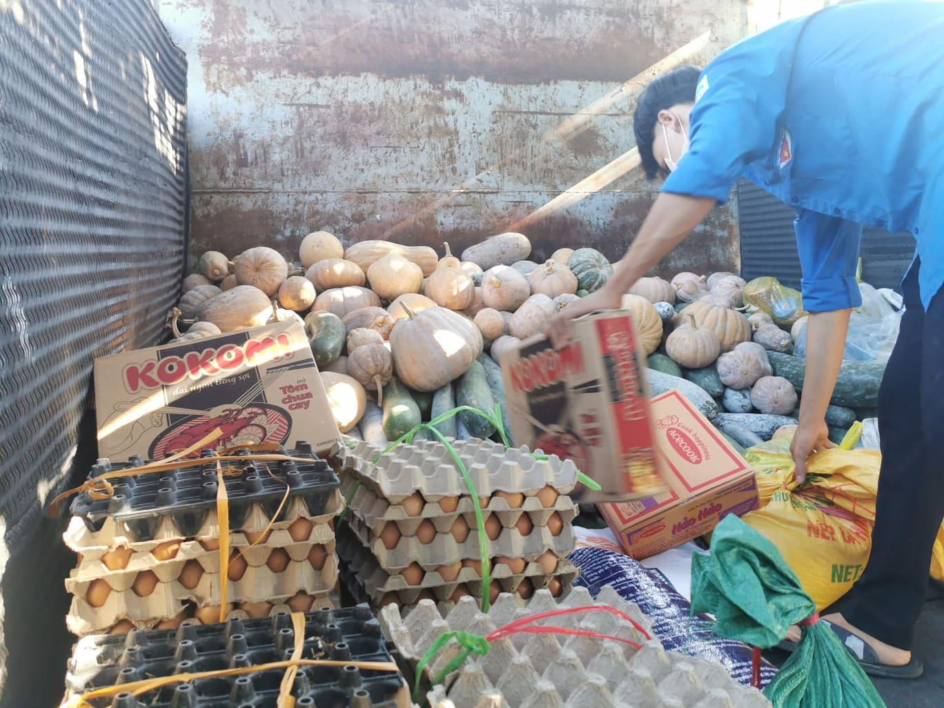 Những quả trứng, quả bí được gom từ thôn, xóm lên để đưa đến điểm tiếp nhận ở huyện Thạch Hà.