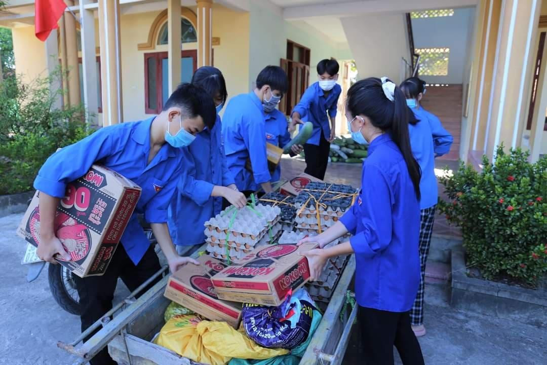 Nhóm bạn trẻ sử dụng những chiếc xe kéo để đi tiếp nhận hàng bà con ủng hộ đưa về điểm tập kết.