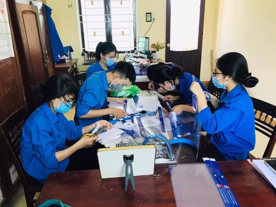 Với tinh thần xung kích của tuổi trẻ, các đội TNTN các địa phương đã luôn bám sát địa bàn, tìm việc để làm, không nề hà bất kỳ việc gì. Ở đâu, trong việc gì cũng có bóng dáng những TNTN. Trong ảnh nhóm tình nguyện viên đang làm kính chắn giọt bắn.