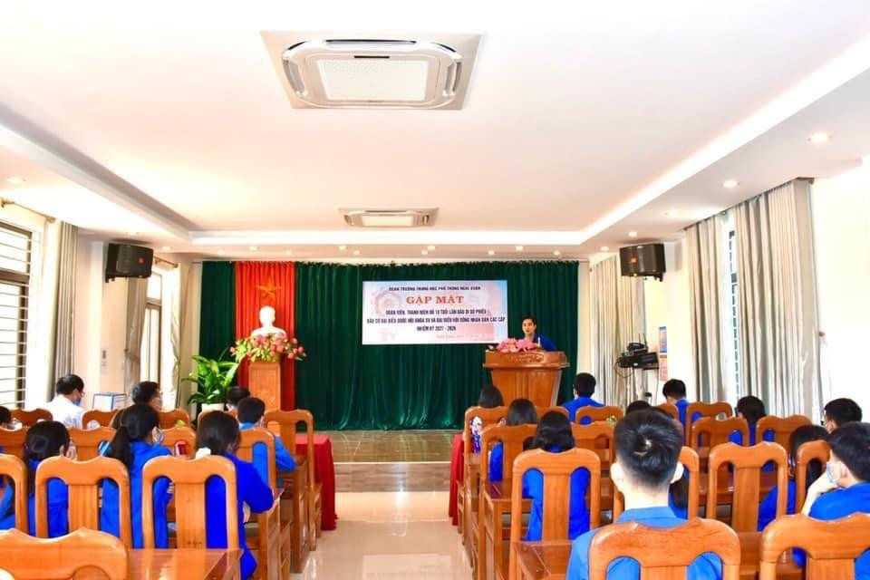 Trong sáng nay (21/5), tại trường THPT Nghi Xuân diễn ra buổi gặp mặt 50 cử tri đại diện cho 152 cử tri là học sinh (đủ 18 tuổi) lần đầu tiên được bầu cử.