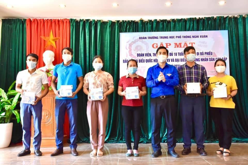 Tỉnh đoàn Hà Tĩnh trao tặng Trường THPT Nghi Xuân 1.000 khẩu trang sát khuẩn, máy đo thân nhiệt cho các đội tình nguyện thực hiện nhiệm vụ tại các điểm bầu cử trên địa bàn.