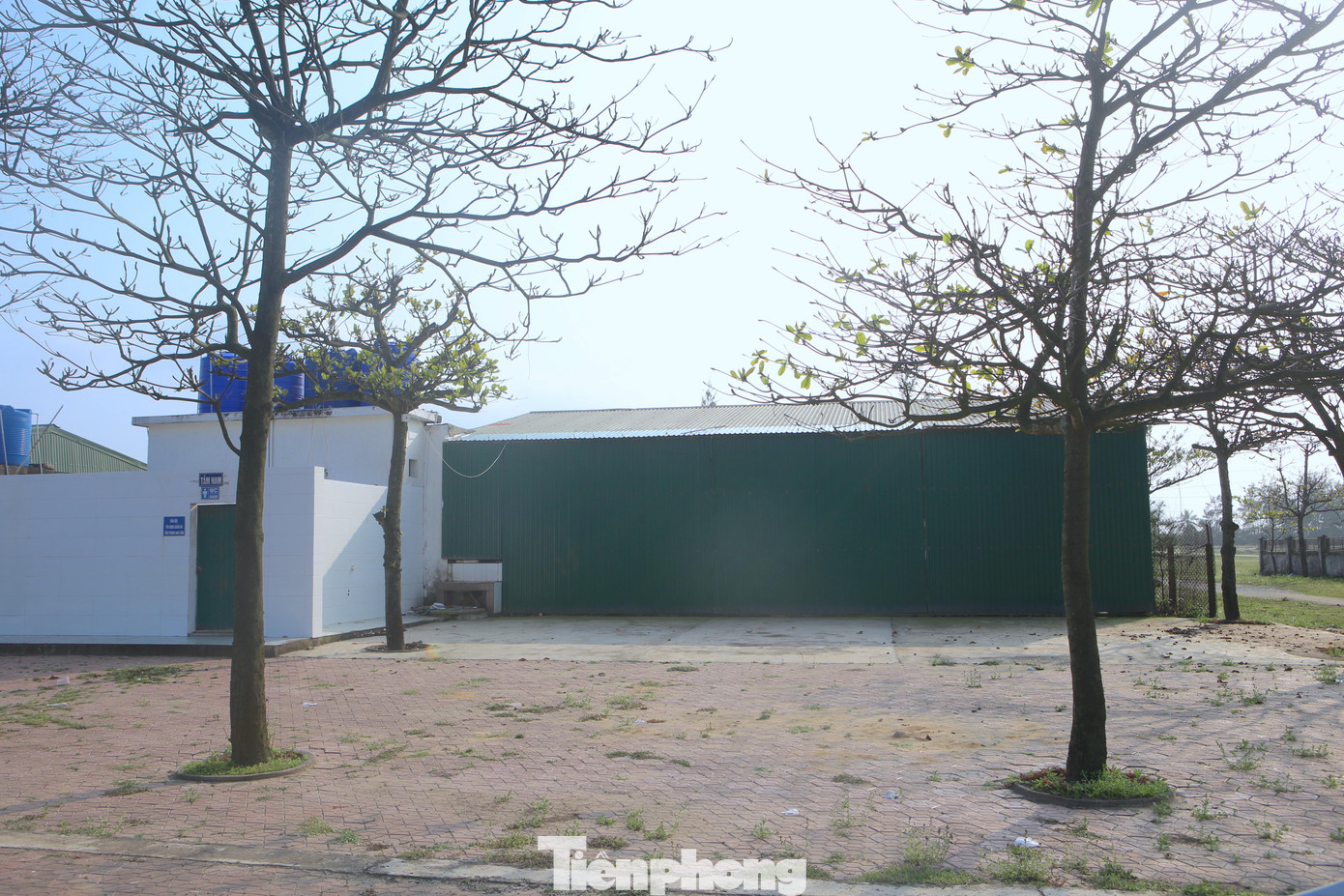 Một số nhà hàng đã được tu sửa lại nhưng vẫn đang đóng cửa chưa đón khách. Hình ảnh nhà hàng đóng cửa là tình cảnh chung của các nhà hàng nơi đây. Phía ngoài đường bờ biển Xuân Hải rác đổ ngổn ngang. Ông Văn Thành Đô - Chủ tịch UBND thị trấn Lộc Hà (huyện Lộc Hà) cho biết: “Do ảnh hưởng của dịch nên nhiều nhà hàng đóng cửa từ năm ngoái đến nay. Hiện dọc biển Xuân Hải mới có khoảng 5 hộ kinh doanh mở cửa trở lại. Địa phương đã vận động các chủ nhà hàng đến dọn dẹp lại để chuẩn bị đón khách trong mùa hè năm nay. Dù còn nhiều khó khăn nhưng về cơ bản các hộ kinh doanh đều sẽ mở cửa lại trong dịp tới”.