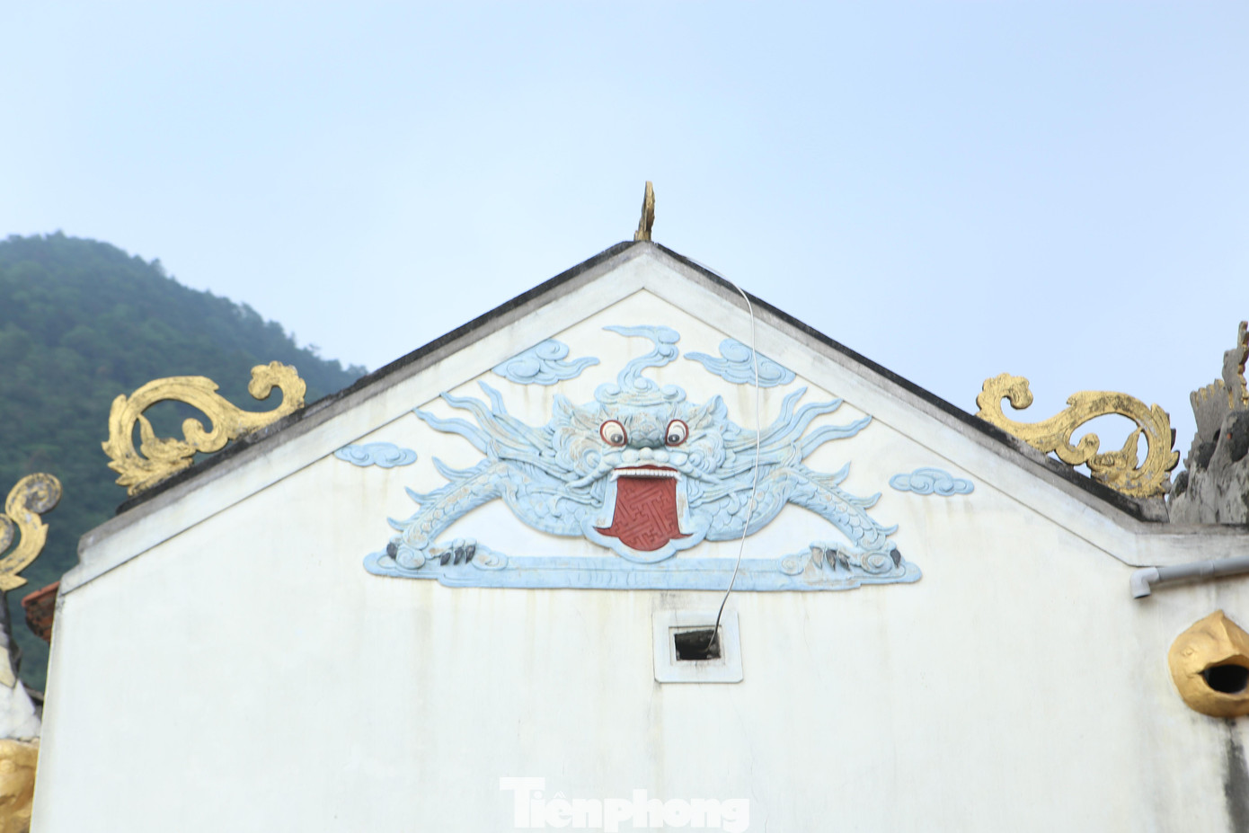 Toạ lạc trên bãi đất rộng chừng 4.500m2, phía trước đền là cửa biển Vũng Áng, phía sau được bao bọc bởi núi Ô Tôn.