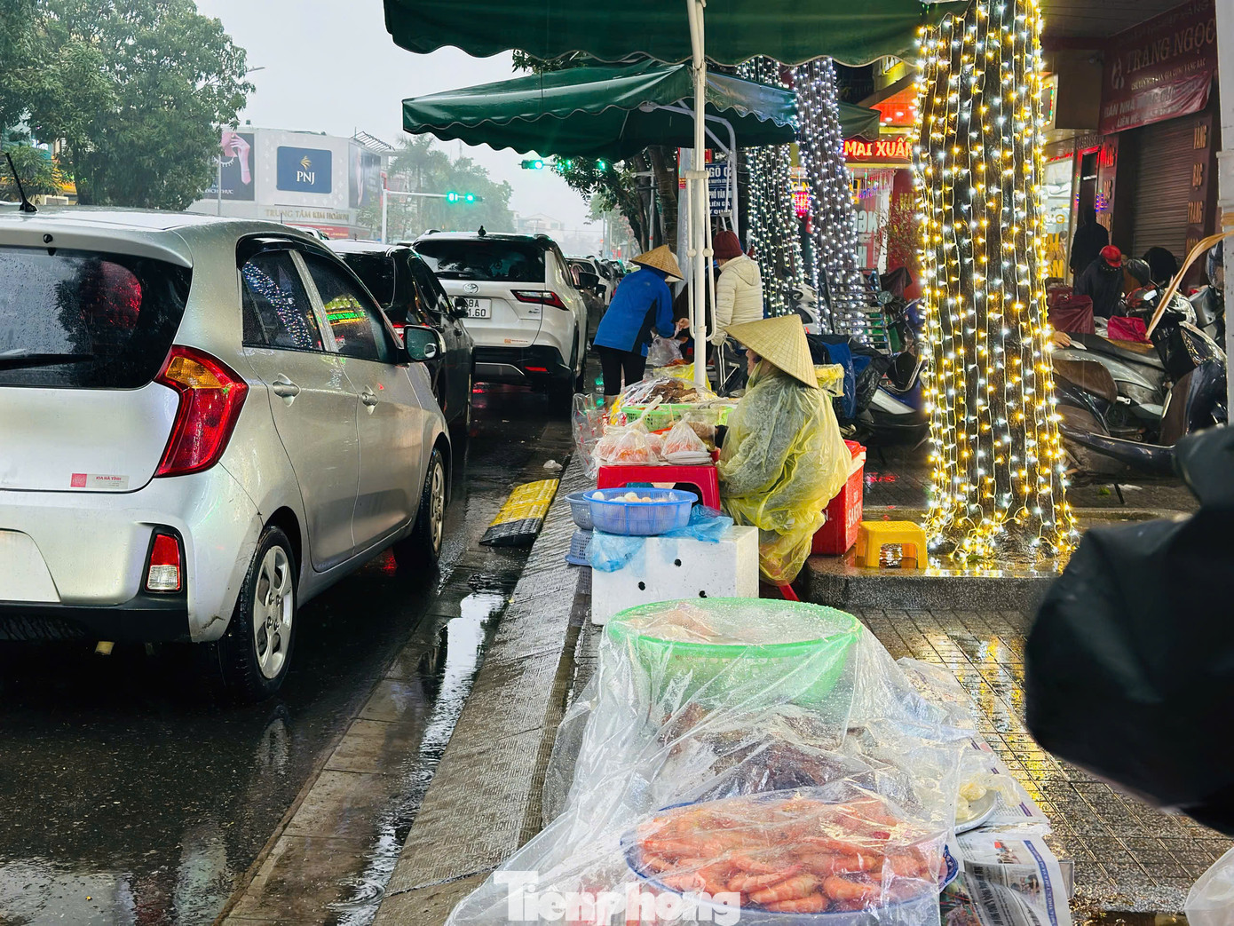 Người dân quan niệm trong mâm cỗ ngày vía Thần tài phải có 3 loài vật sinh sống ở 3 môi trường khác nhau, tượng trưng cho thổ (đất), thủy (nước) và thiên (trời). Do đó, mâm cúng "tam sên" luôn được người dân lựa chọn, nhờ vậy mà năm nào những người bán cũng "cháy hàng".