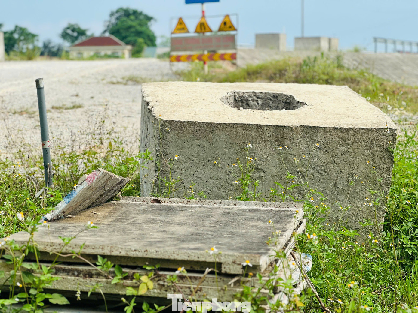 Hiện tại dự án đang trong giai đoạn thực hiện, tuy nhiên tại một số vị trí chưa hoàn thiện công tác giải phóng mặt bằng, vật liệu xây dựng chất đống, nằm ngổn ngang bên vỉa hè. Hiện tại dự án đang trong giai đoạn thực hiện, tuy nhiên tại một số vị trí chưa hoàn thiện công tác giải phóng mặt bằng, vật liệu xây dựng chất đống, nằm ngổn ngang bên vỉa hè.