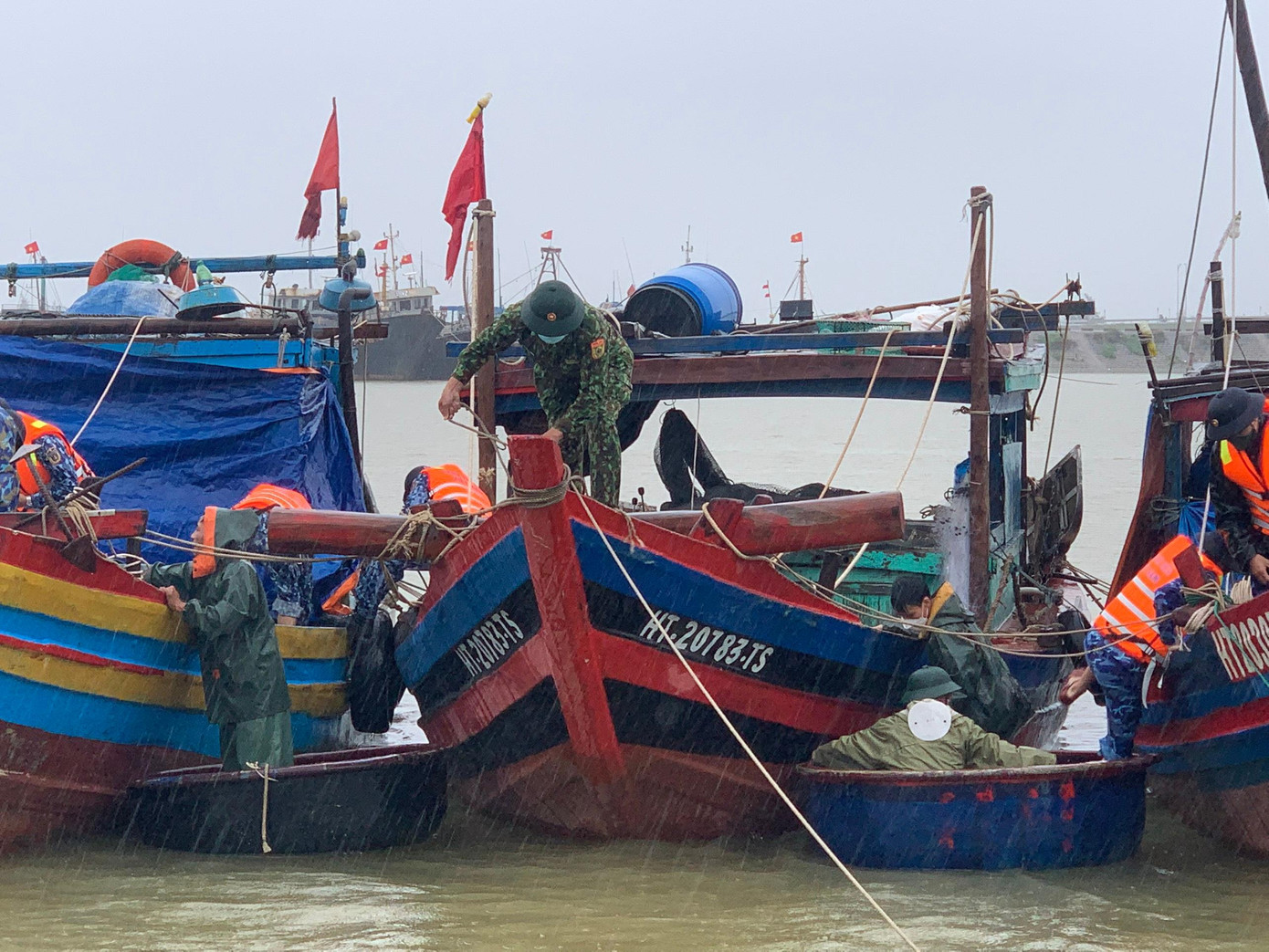 Kiểm tra tại hồ chứa nước ở huyện Hương Sơn.