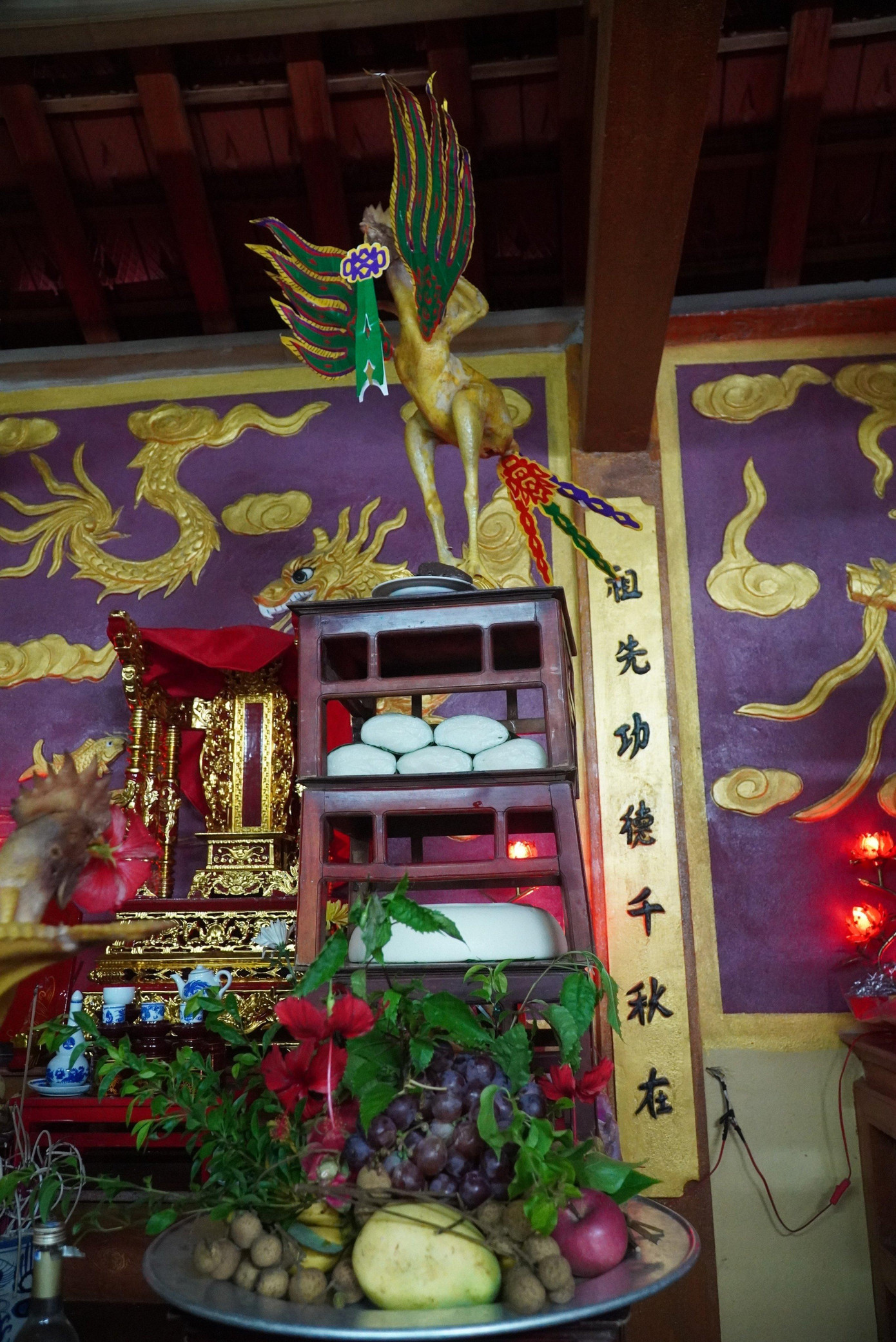 Theo như người dân lý giải, mỗi thế gà sẽ thể hiện một ý nghĩa khác nhau. Như đối với thế “gà bay” cổ truyền, gà hoá phượng với ý nghĩa nối tiếp thế hệ cha ông đi trước để phát triển xây dựng dòng họ vững mạnh, con cháu đoàn kết yêu thương…