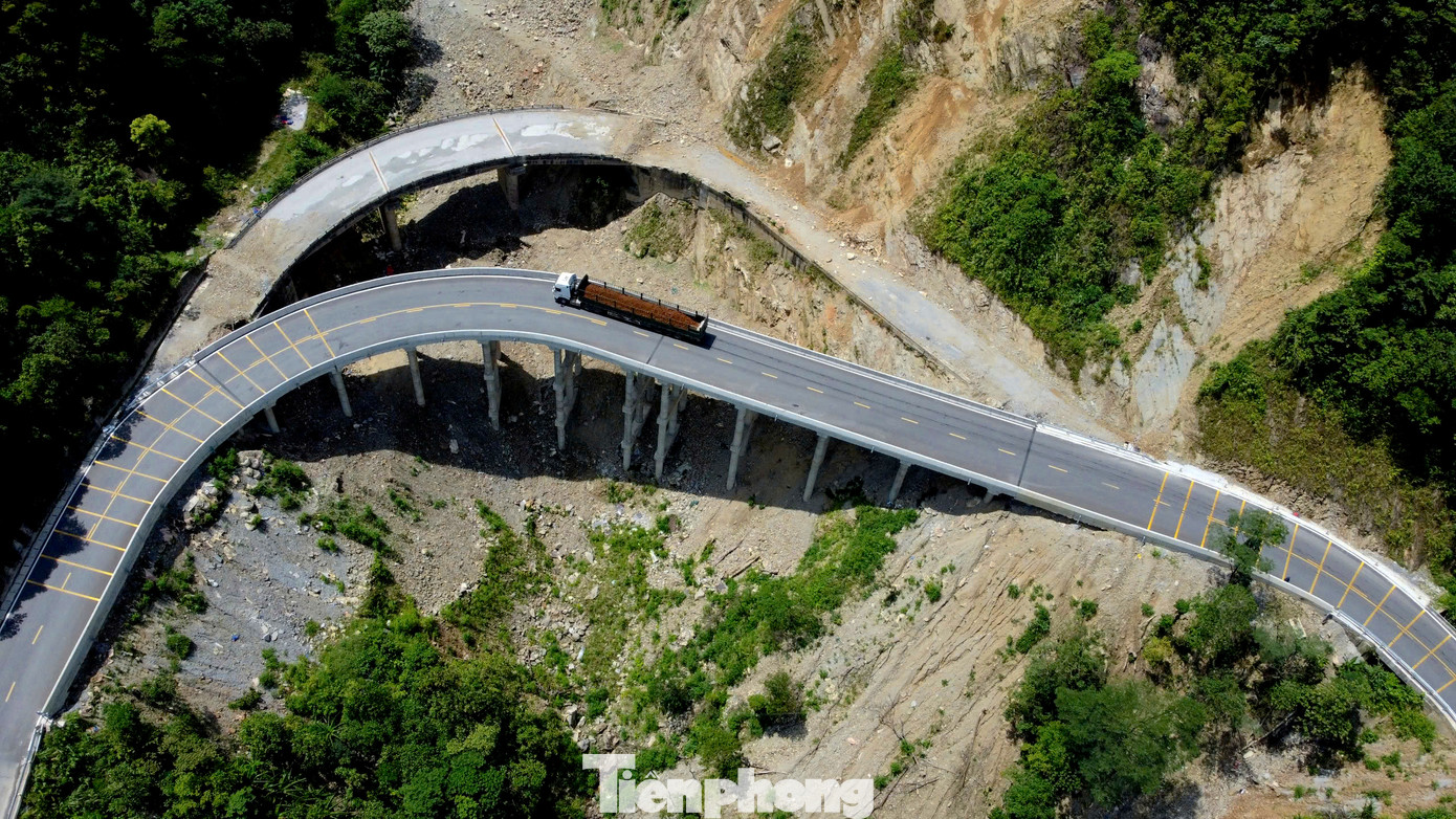 Dự án cầu Eo Cô Gái được thiết kế dài 150 m, rộng 8 m, xây cách vị trí thường sạt lở khoảng 40 m. Địa hình dốc đứng, công trình vắt qua vực sâu giữa hai dãy núi. Cầu hoàn thiện cách vị trí sạt lở hàng chục mét.