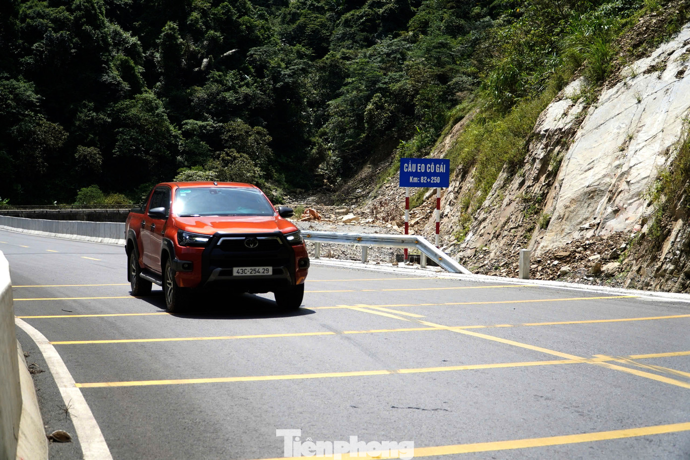 Eo Cô Gái là điểm “đen”, thường xuyên xảy ra sạt lở khi mùa mưa đến. Đây cũng trở thành nỗi lo sợ của nhiều cánh tài xế khi điều khiển phương tiện di chuyển qua.