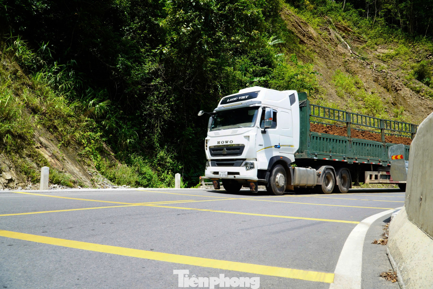 Mặt đường được trải nhựa phẳng lỳ, kẻ vạch tạo làn để phương tiện di chuyển dễ dàng hơn.