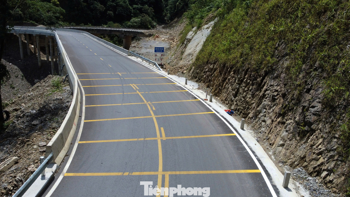 Eo Cô Gái là điểm “đen”, thường xuyên xảy ra sạt lở khi mùa mưa đến. Đây cũng trở thành nỗi lo sợ của nhiều cánh tài xế khi điều khiển phương tiện di chuyển qua.