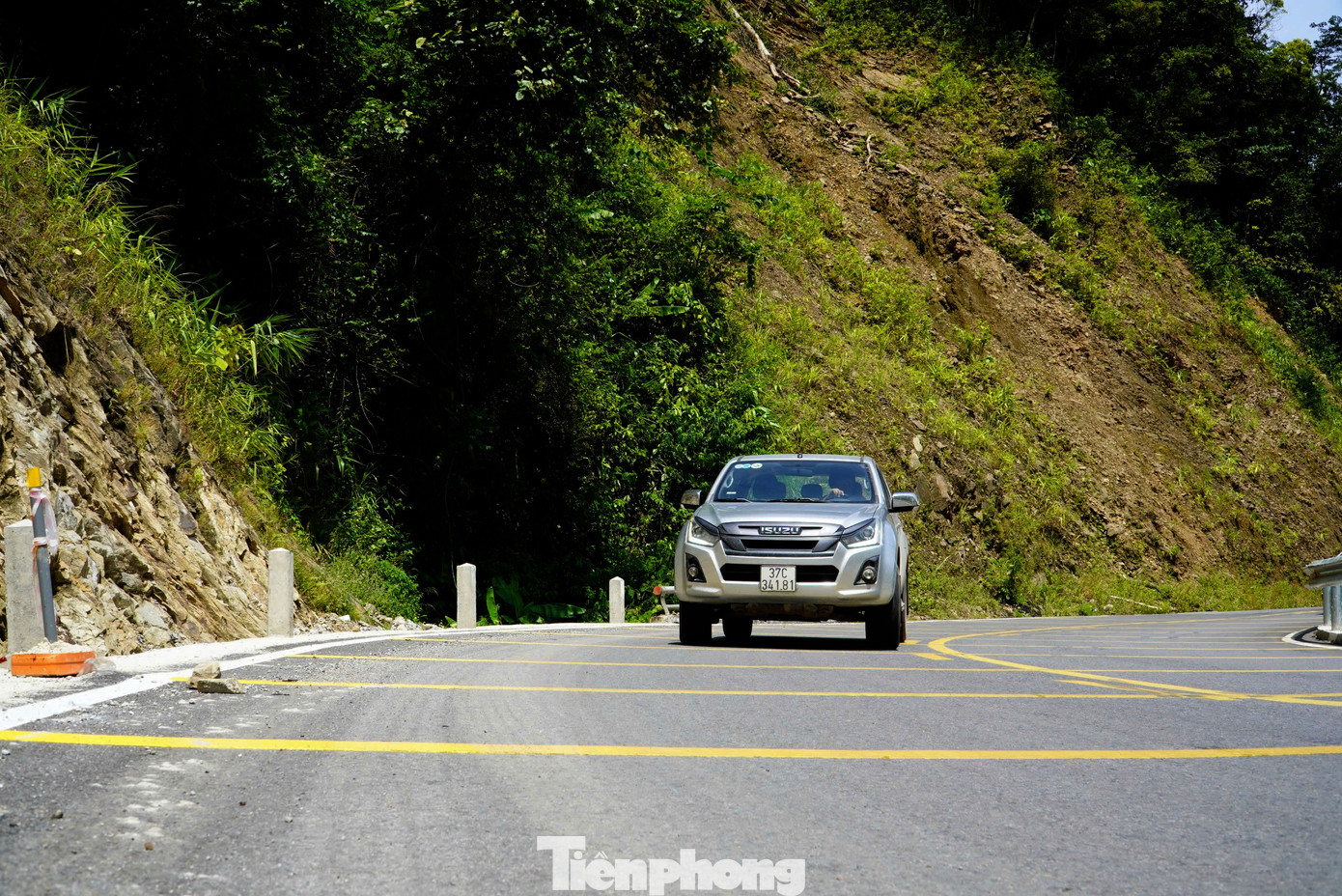 Mặt đường được trải nhựa phẳng lỳ, kẻ vạch tạo làn để phương tiện di chuyển dễ dàng hơn.