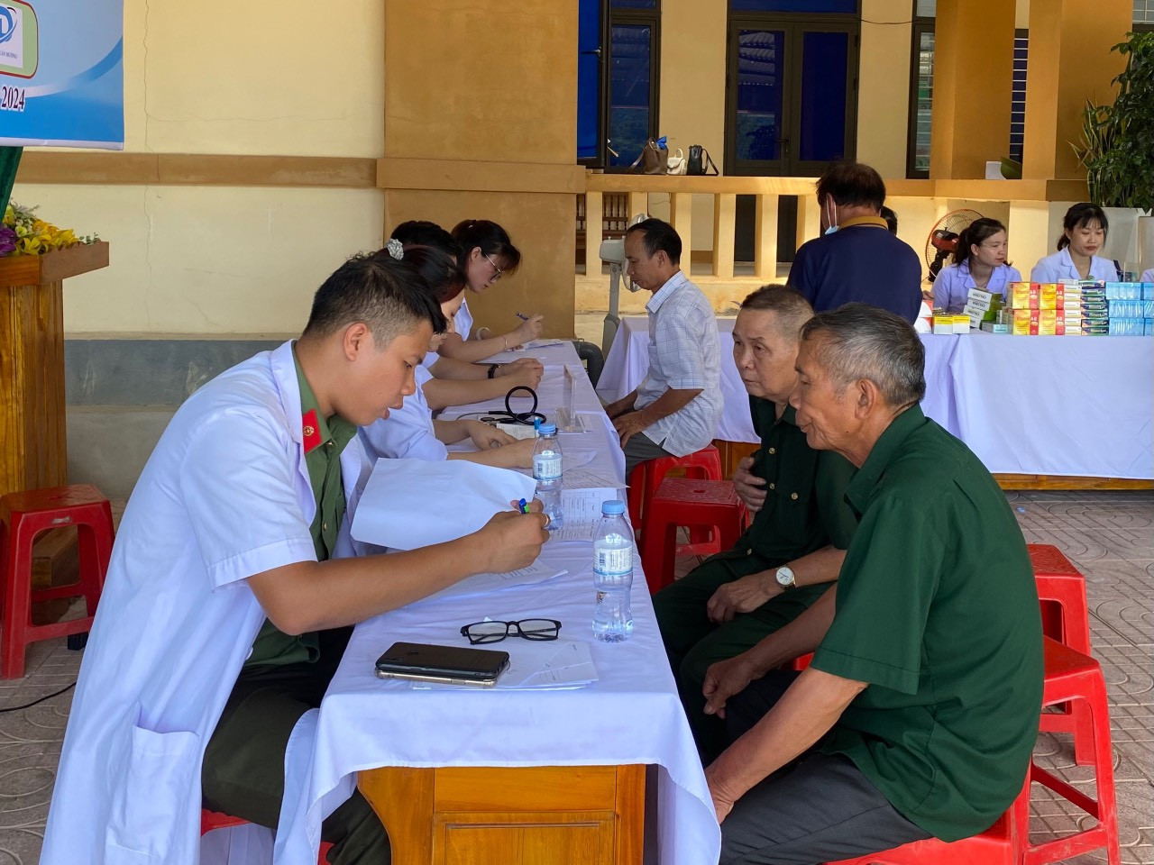 Hưởng ứng ngày cao điểm các hoạt động tri ân lực lượng thanh niên xung phong (TNXP), các cấp bộ Đoàn trên địa bàn tỉnh Hà Tĩnh đã đồng loạt tổ chức nhiều phần việc ý nghĩa như: Khám và cấp thuốc chữa bệnh miễn phí; tặng mô hình sinh kế, nấu những bữa cơm nghĩa tình. Trong ảnh Huyện Đoàn Kỳ Anh phối hợp Ban Thanh niên Công an tỉnh, Trung tâm Y tế Thành phố Hà Tĩnh khám và cấp phát thuốc miễn phí cho 107 thanh niên xung phong, người già, đối tượng chính sách. Hưởng ứng ngày cao điểm các hoạt động tri ân lực lượng thanh niên xung phong (TNXP), các cấp bộ Đoàn trên địa bàn tỉnh Hà Tĩnh đã đồng loạt tổ chức nhiều phần việc ý nghĩa như: Khám và cấp thuốc chữa bệnh miễn phí; tặng mô hình sinh kế, nấu những bữa cơm nghĩa tình. Trong ảnh Huyện Đoàn Kỳ Anh phối hợp Ban Thanh niên Công an tỉnh, Trung tâm Y tế Thành phố Hà Tĩnh khám và cấp phát thuốc miễn phí cho 107 thanh niên xung phong, người già, đối tượng chính sách.