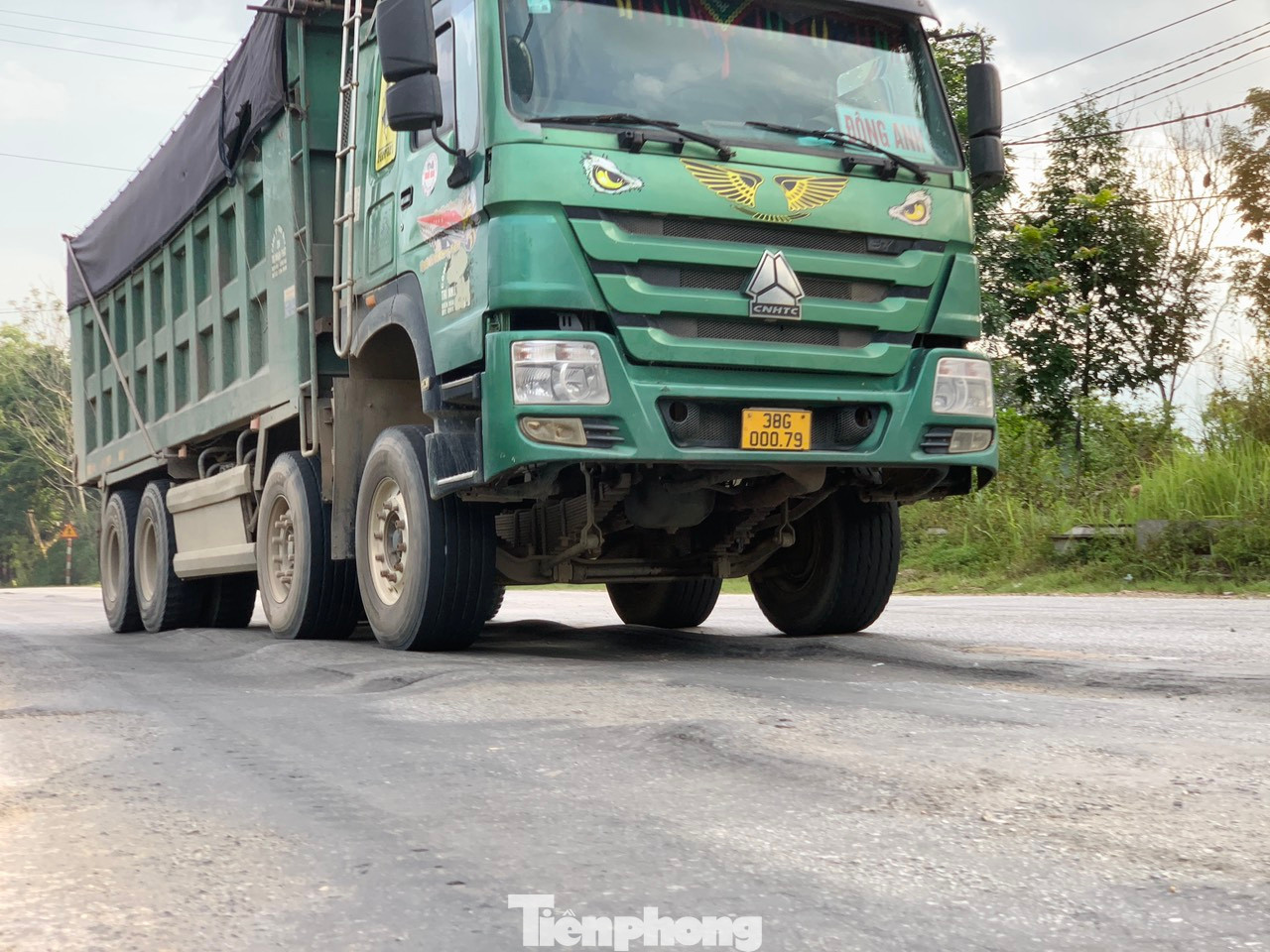 Theo Sở GTVT, nguyên nhân khiến mặt đường xuống cấp là do số lượng phương tiện di chuyển qua tuyến đường này rất lớn. Hiện đơn vị này đang lên phương án để tu sửa khu vực đoạn dốc Địa Lợi bị lún, mặt đường không bằng phẳng.