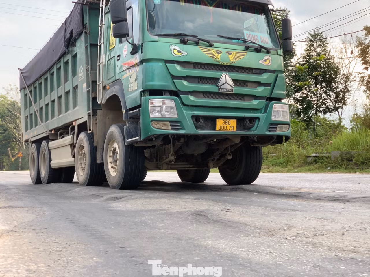Theo Sở GTVT, nguyên nhân khiến mặt đường xuống cấp là do số lượng phương tiện di chuyển qua tuyến đường này rất lớn. Hiện đơn vị này đang lên phương án để tu sửa khu vực đoạn dốc Địa Lợi bị lún, mặt đường không bằng phẳng.