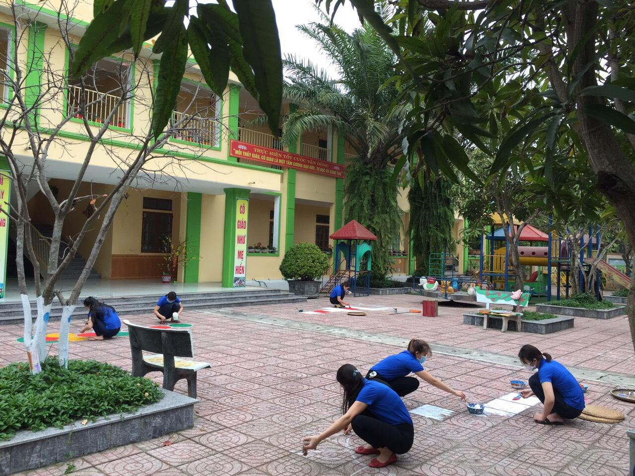 Tuổi trẻ thị xã Hồng Lĩnh cải tạo công trình, cải tạo sân chơi cho các trường mầm non, công trình đường điện sáng tại phường Bắc Hồng.