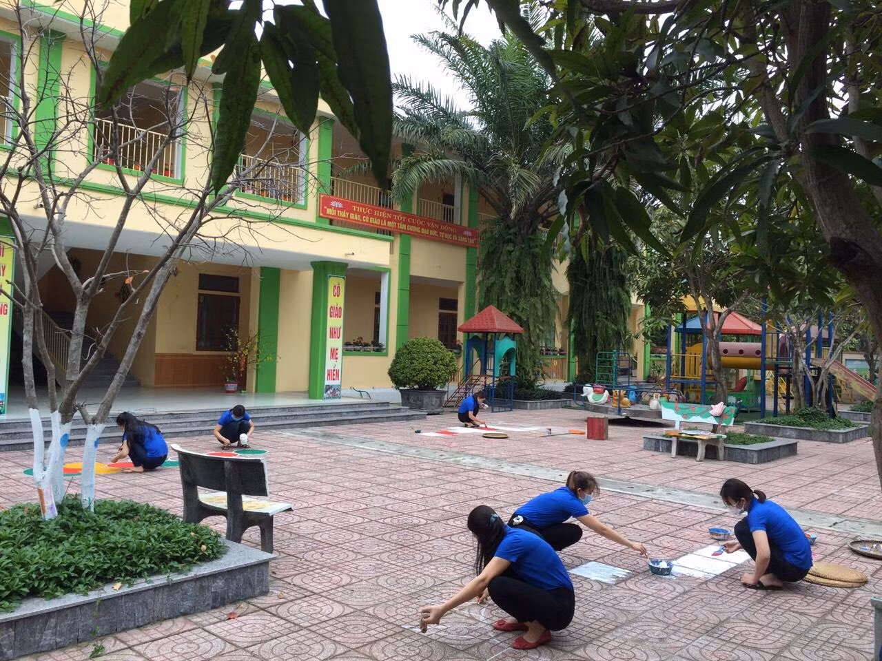 Tuổi trẻ thị xã Hồng Lĩnh cải tạo công trình, cải tạo sân chơi cho các trường mầm non, công trình đường điện sáng tại phường Bắc Hồng.