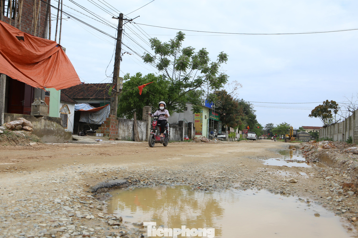 Tháng 5/2020, dự án bắt đầu được khởi công, theo kế hoạch tuyến đường sẽ hoàn thành và bàn giao vào cuối năm 2021. Tuy nhiên, đến nay mới chỉ hoàn thành được hơn 5km, còn khoảng 1km đoạn Km5+431,02 – Km7+401,66 nối thôn Đông Châu đến thôn Thanh Ngọc (xã Phù Lưu) đang dở dang vì nhà thầu ngừng thi công.