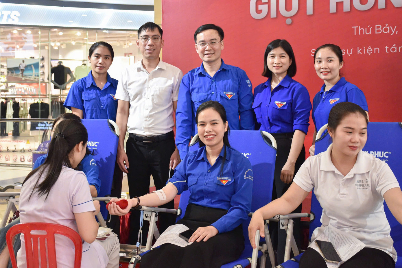 Lãnh đạo Tỉnh Đoàn Hà Tĩnh cùng tham gia hiến máu.