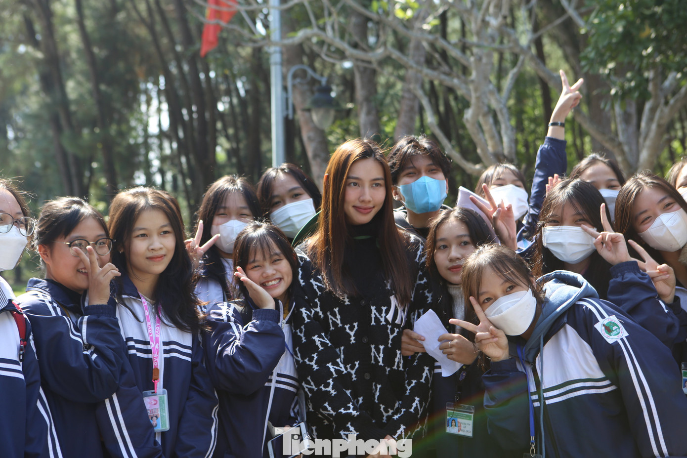 Nhiều bạn học sinh đến chụp ảnh cùng Thuỳ Tiên.