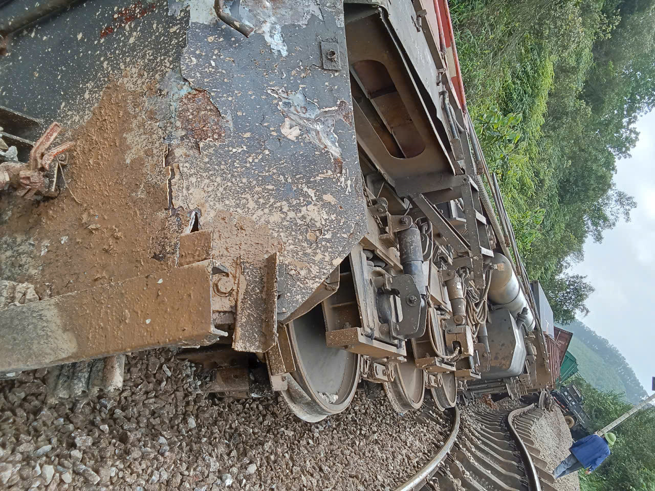 Hàng trăm mét đường ray bị lệch khỏi nền đường. Hàng trăm mét đường ray bị lệch khỏi nền đường.